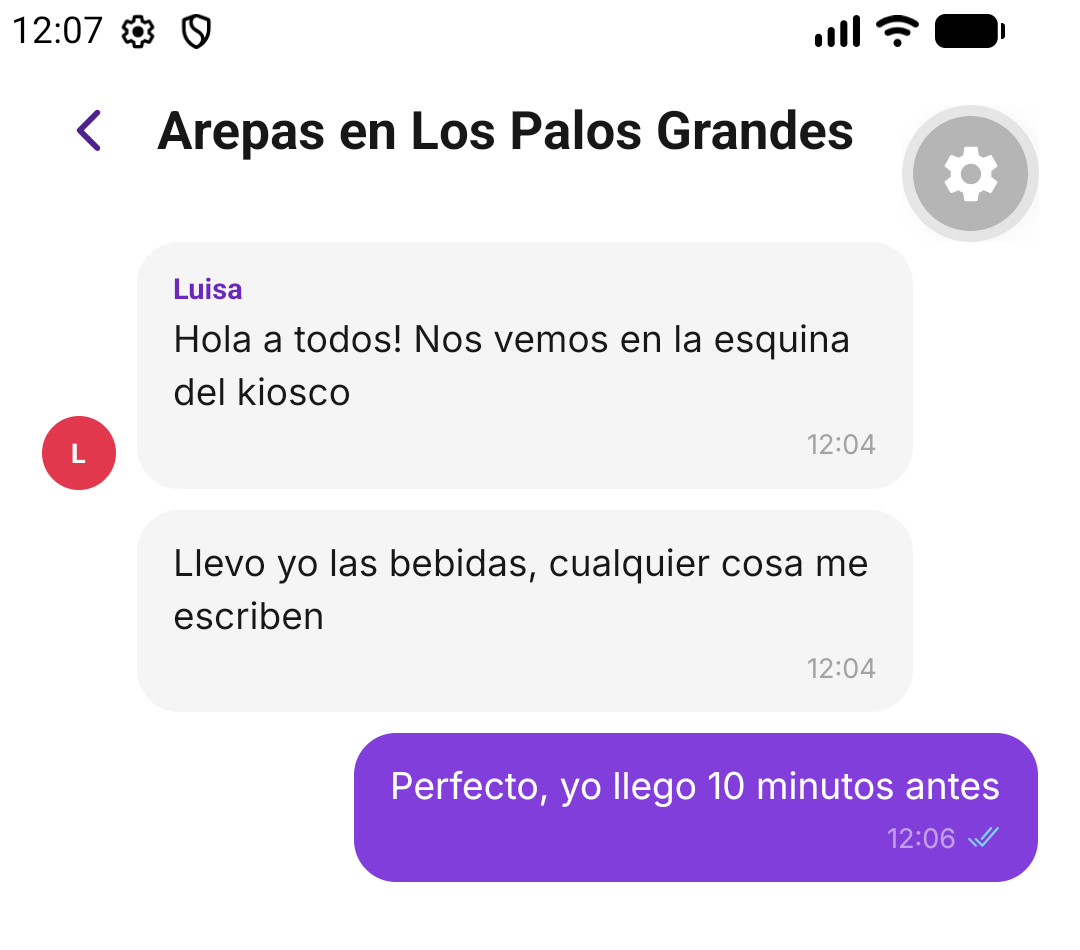 Chat grupal del plan «Arepas en Los Palos Grandes», con mensajes coordinando el punto de encuentro.