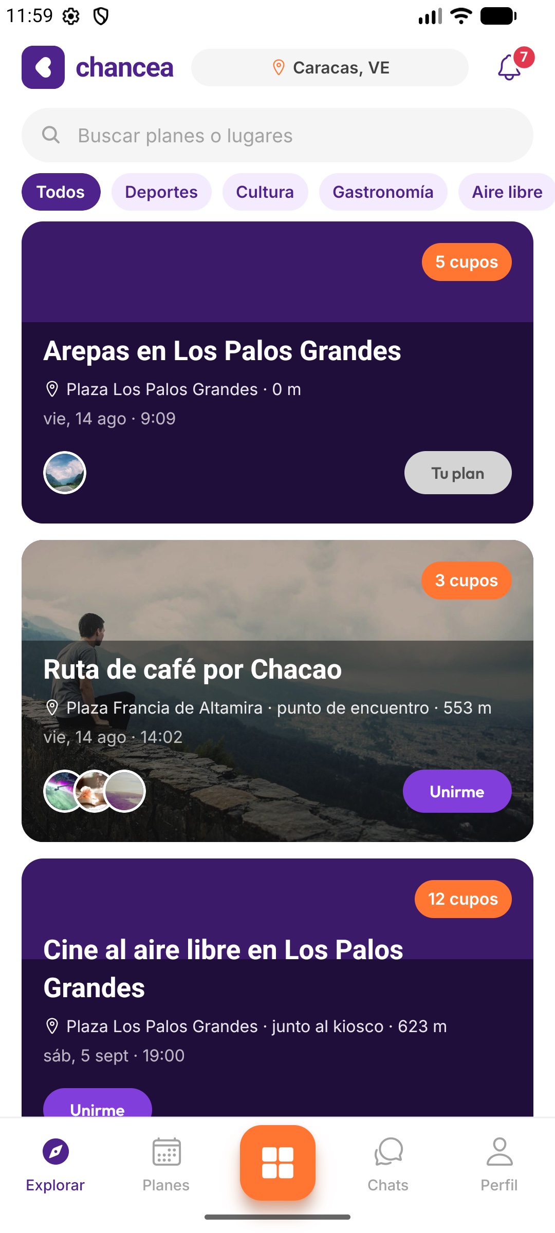 Pantalla de exploración de Chancea Social mostrando planes en Caracas: arepas en Los Palos Grandes, una ruta de café por Chacao y cine al aire libre, cada uno con sus cupos disponibles.