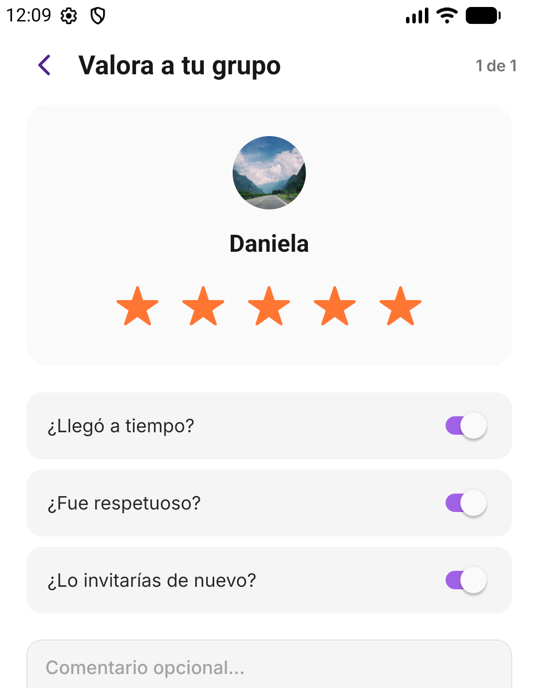 Pantalla de valoración: estrellas y tres preguntas sobre si la persona llegó a tiempo, fue respetuosa y si la invitarías de nuevo.